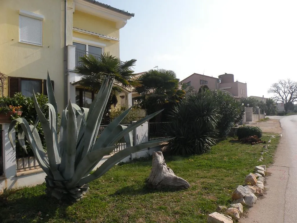 Sunset Apartment With A Private Yard At Medulin Riviera